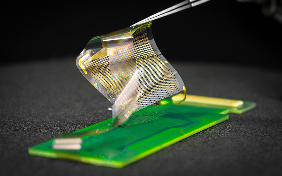 A new array of brain sensors can record electrical signals directly from the surface of the human brain in record-breaking detail. The new brain sensors feature thin, flexible and densely packed grids of either 1,024 or 2,048 embedded electrocorticography (ECoG) sensors. @ David Baillot/UC San Diego Jacobs School of Engineering