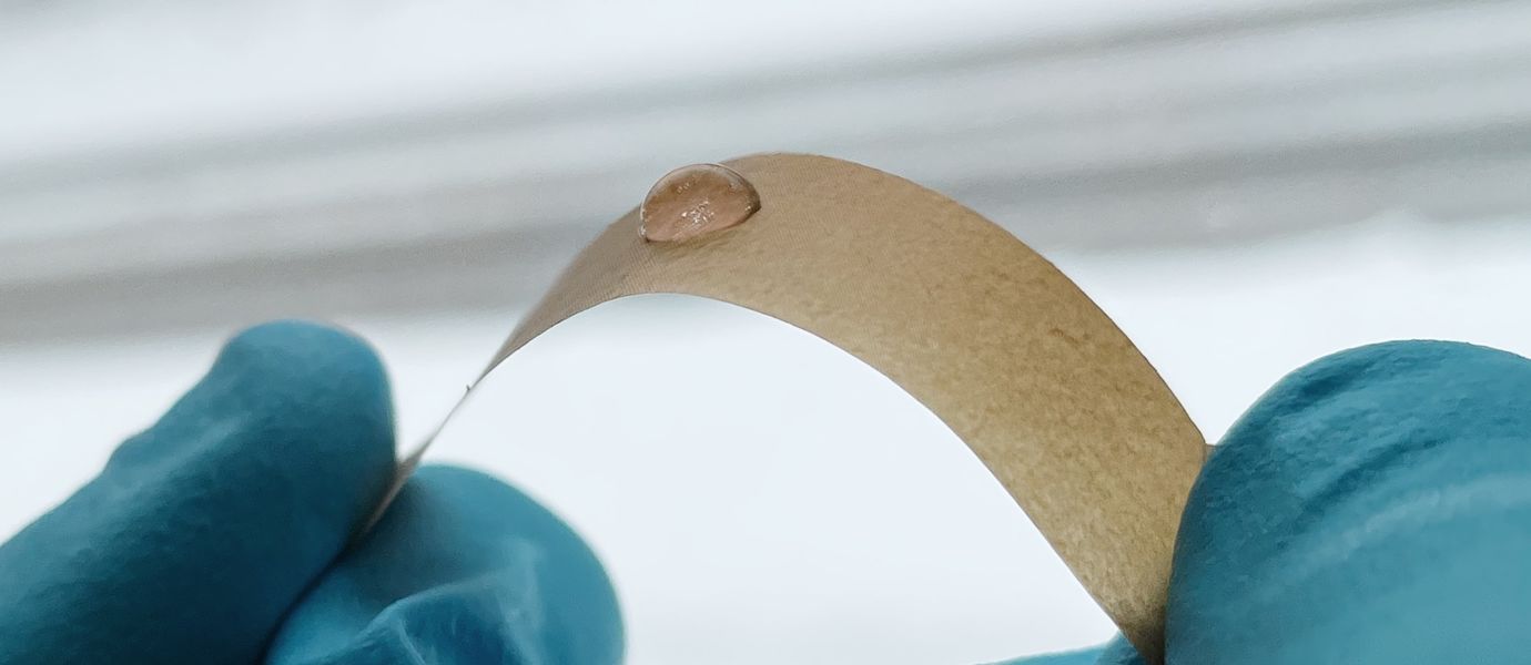 A flexible film that does not absorb a drop of water. @ Aalto University / Sahar Babaeipour