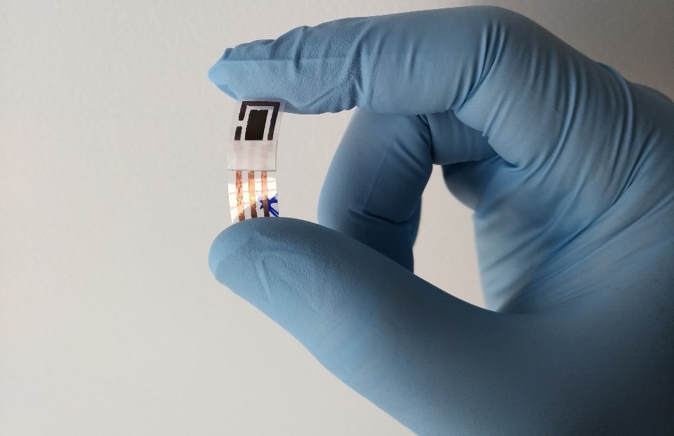 Flexible copper sensor made cheaply from ordinary materials: conductive copper adhesive tape, sheet of transparency film, paper label, nail varnish, circuit fabrication solution, and acetone. @ Anderson M. de Campos