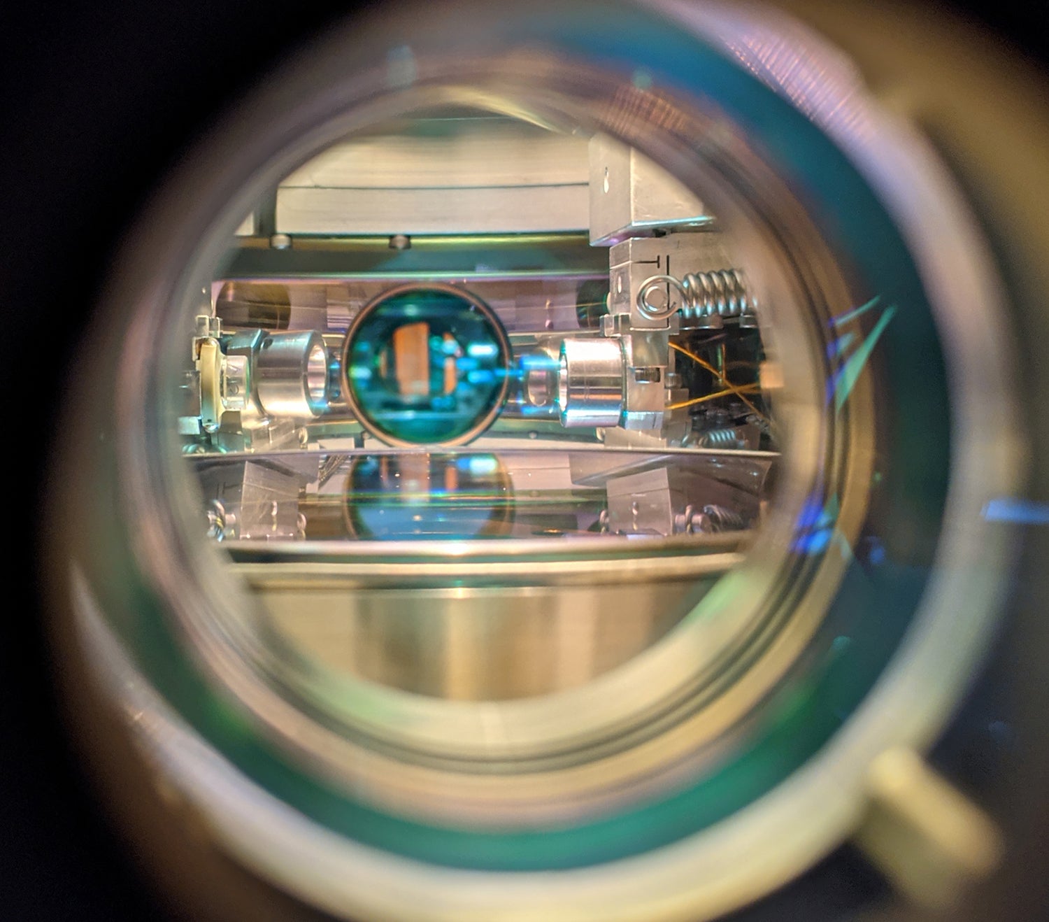 Detail view into the vacuum chamber, containing an optical resonator that enables light to carry information between distant atoms. @ Philipp Kunkel