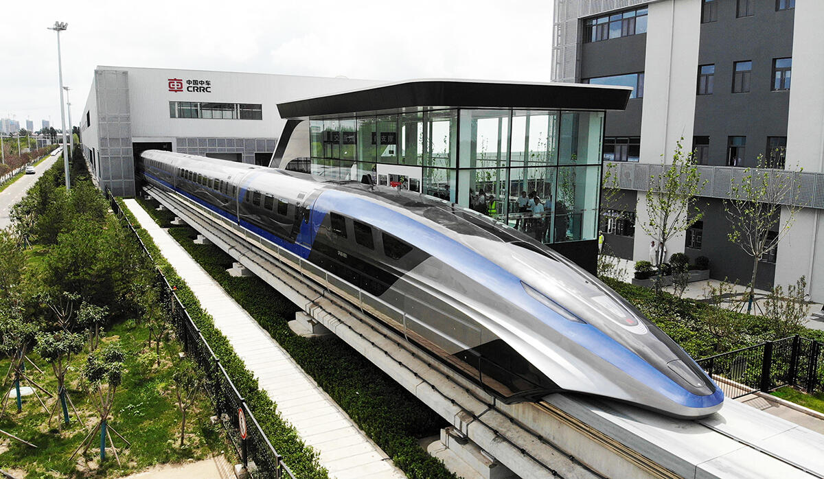 Magnetic levitation high-speed train put into service in the city of Qingdao (China) in 2021. The Meissner effect (expulsion of all magnetic fields), which is central to the train’s functioning, allows for peak speeds of 600 km/h. @ Li Ziheng/Xinhua/Xinhua via AFP