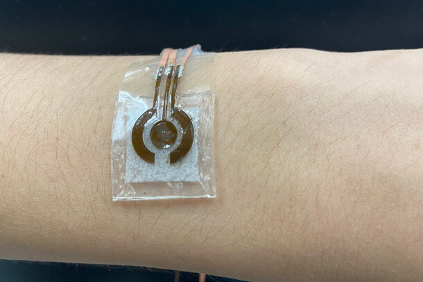 Penn State researchers developed a prototype of a wearable, noninvasive glucose sensor, shown here on the arm. @ Jia Zhu