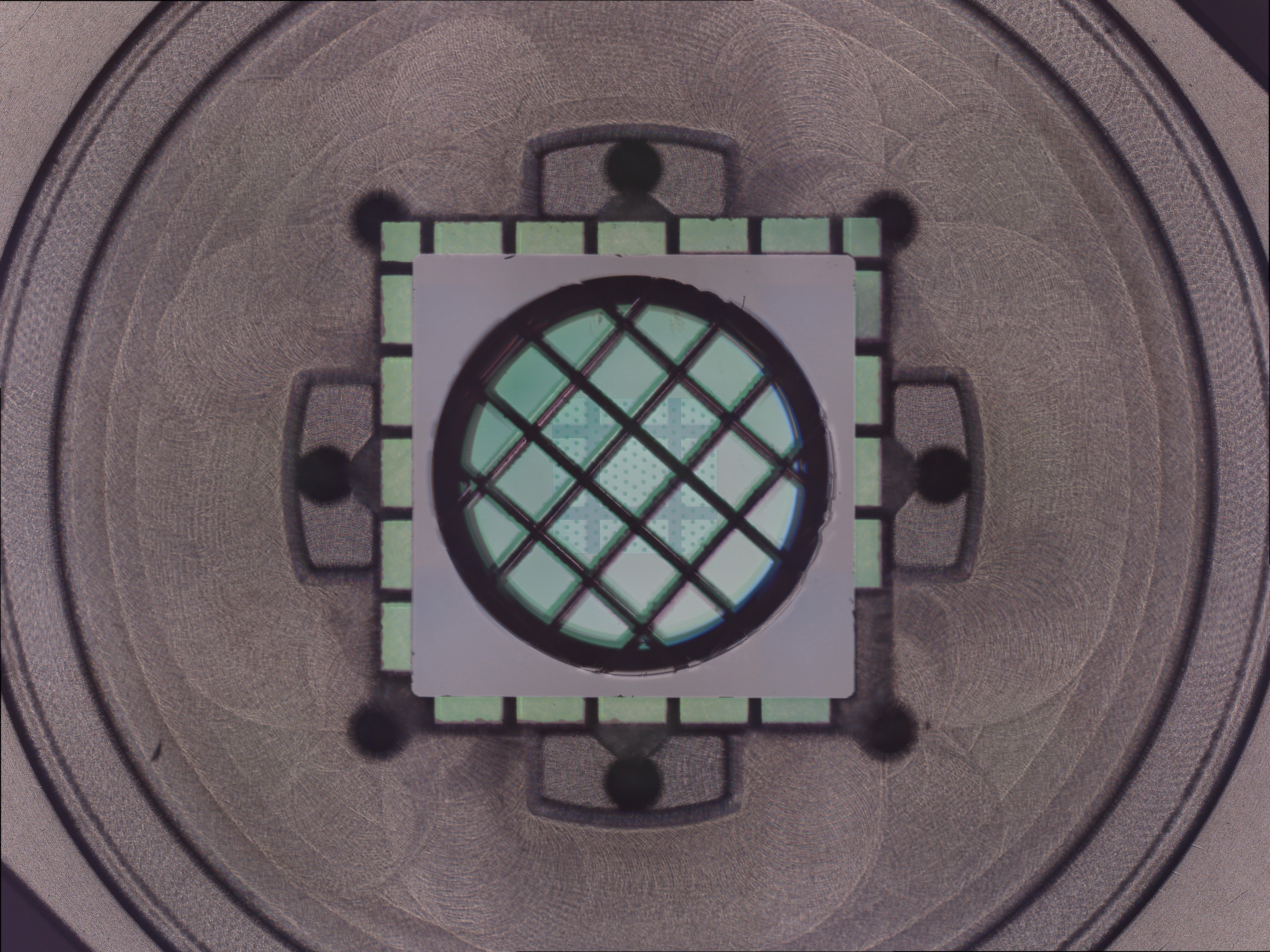 The crystal-like cavity mirrors with the drum in the middle. @ Guanhao Huang/EPFL