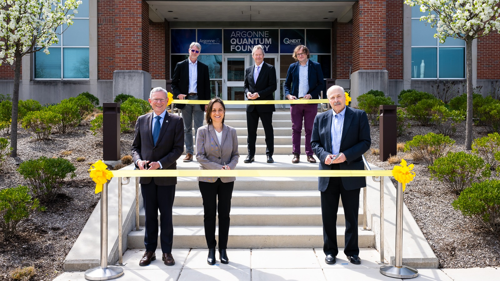 Top row, from left: Boeing Chief Scientist for Disruptive Computing and Networks Jay Lowell, DOE Office of Science ASO Deputy Manager Rock Aker, Argonne scientist F. Joseph Heremans. Bottom row, from left: Argonne Director Paul Kearns, DOE Office of Science Acting Associate Director for Advanced Scientific Computing Research Ceren Susut-Bennett, Q-NEXT Director and Argonne senior scientist David Awschalom. @ Argonne National Laboratory