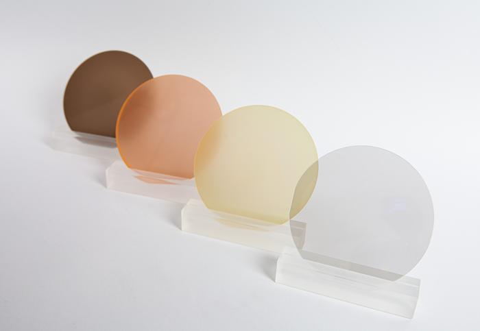 The different color nuances of the AlYN/GaN wafers result from different yttrium concentrations and growth conditions. @ Fraunhofer IAF
