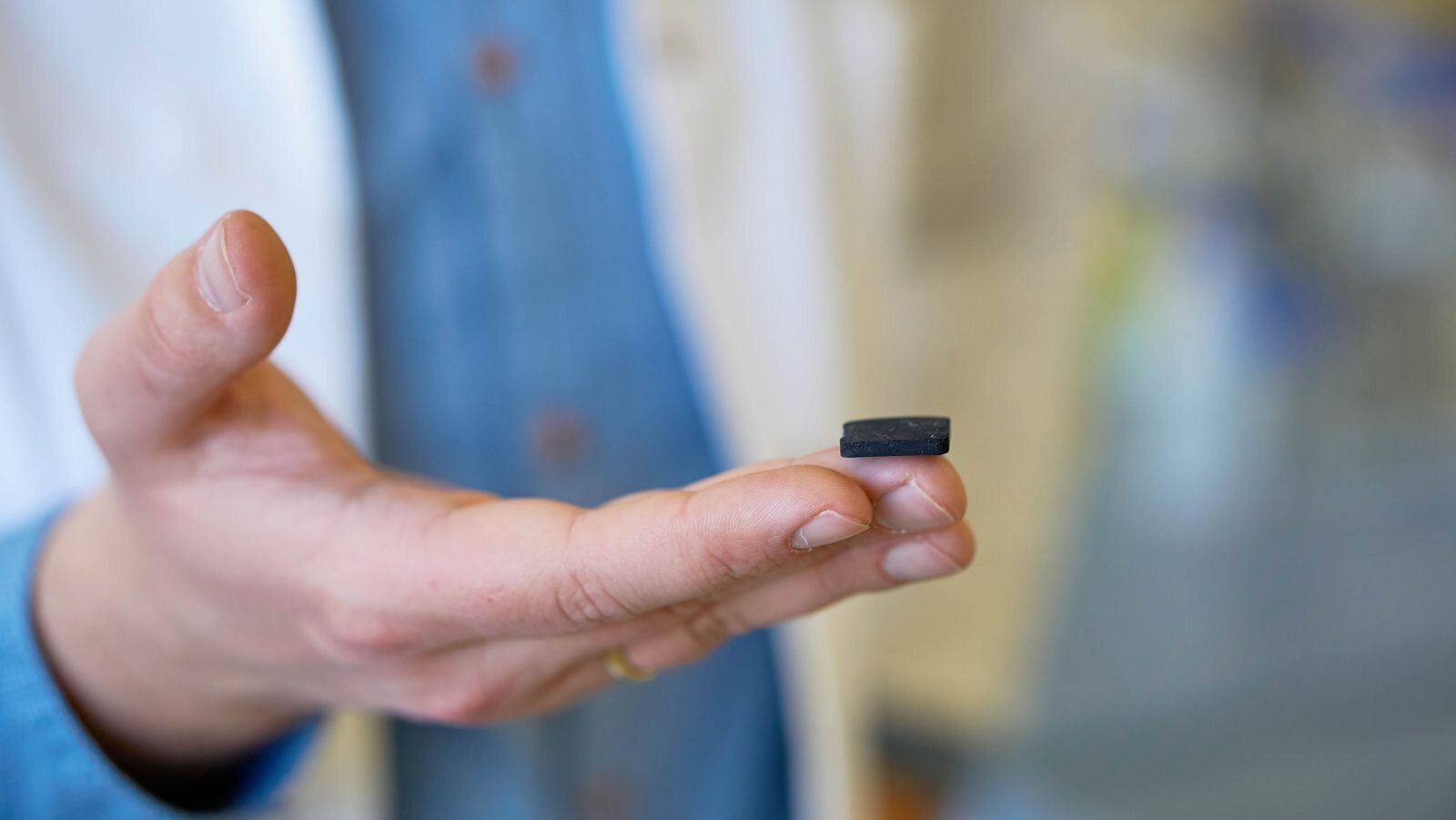 The so-called aeromaterial "aerographene" looks like a black foam, but consists of 99.9% air and can withstand extremely high loads. @ Julia Siekmann, Uni Kiel