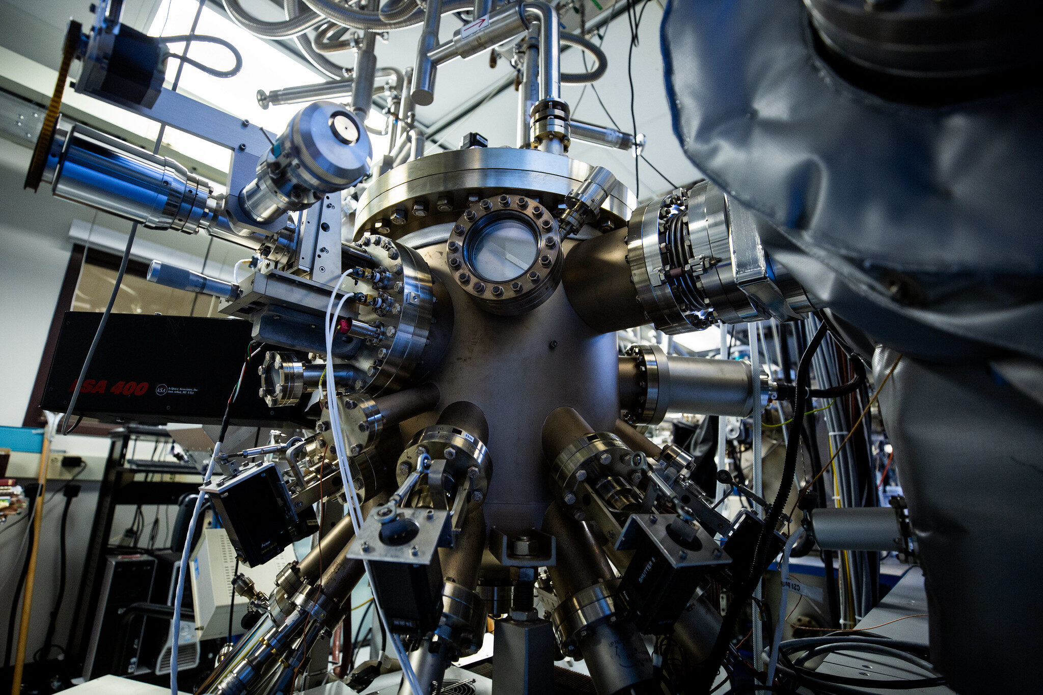A molecular-beam epitaxy (MBE) system in the Goldman Group MBE Laboratory at the University of Michigan. @ Evan Dougherty, Michigan Engineering