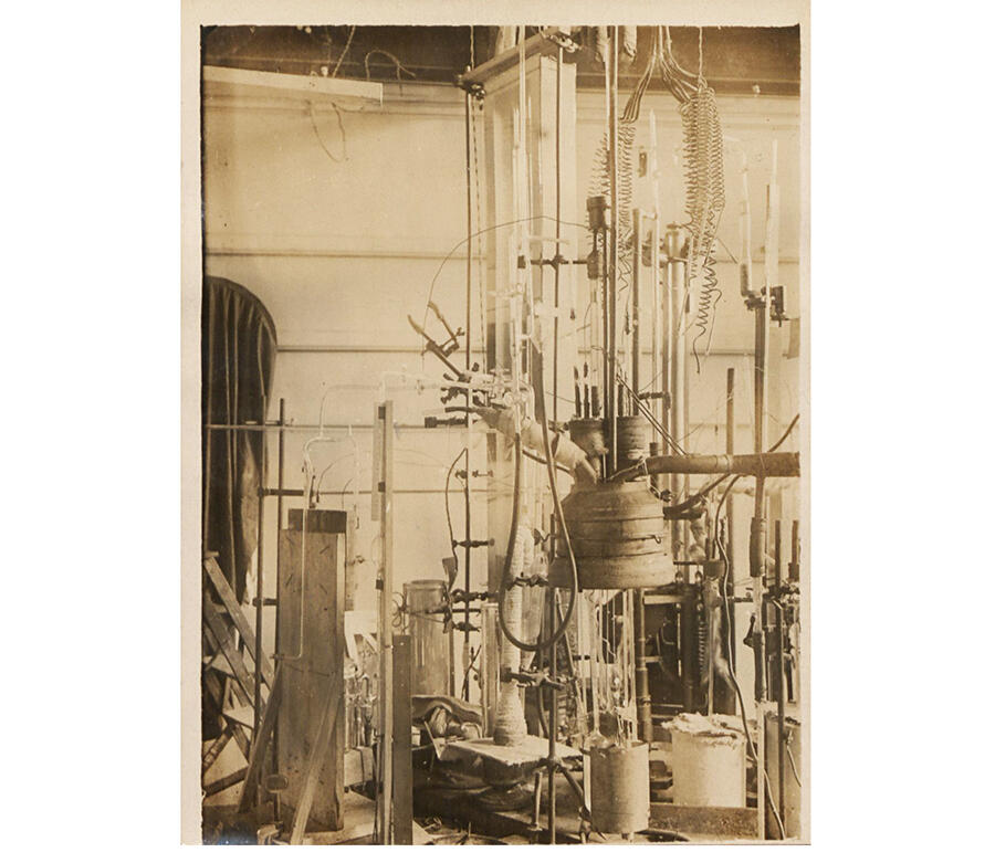 Cryostat at the laboratory of the Dutch physicist Heike Kamerlingh Onnes, who discovered superconductivity in 1911. @ AIP Emilio Segré Visual Archives