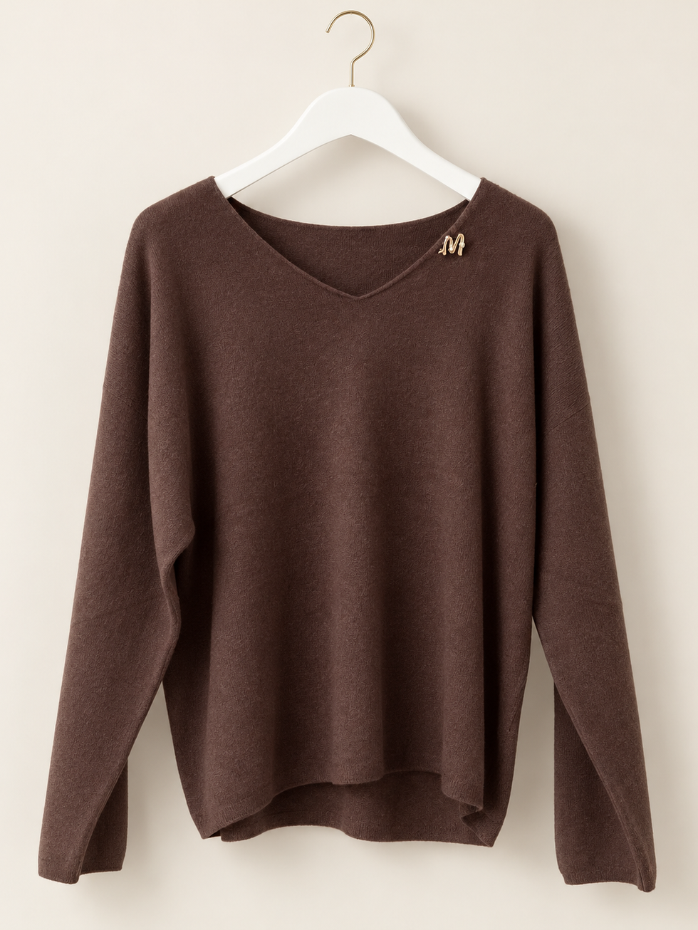 Chocoladebruine gebreide damestrui met V-hals en goudkleurige sierbroche – BONVIE BOUTIQUE