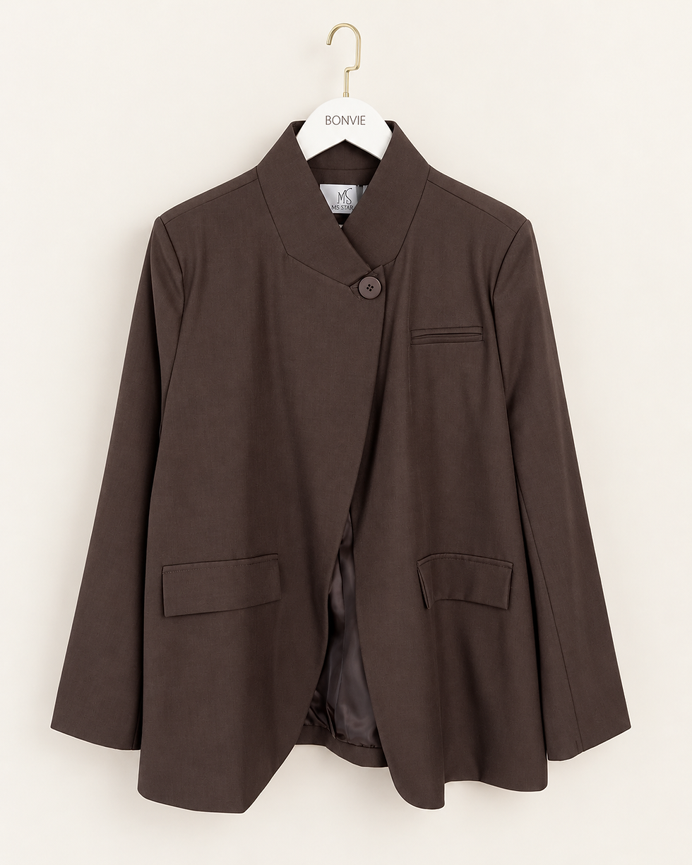 Chocoladebruine damesblazer met asymmetrische knoopsluiting op BONVIE kapstok
