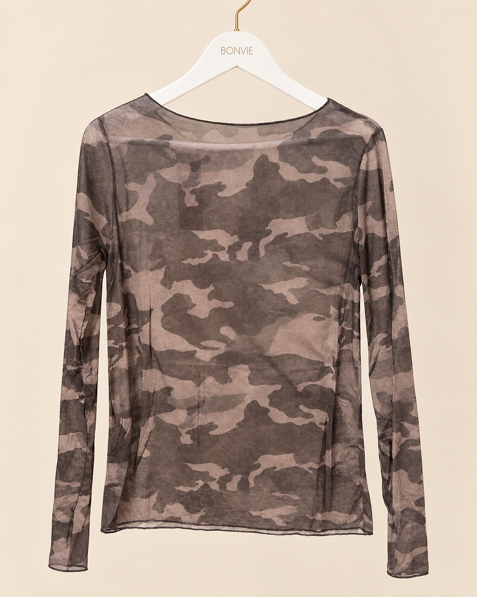 Donkere taupebruine camouflage cashmere blend top met lange mouwen aan witte BONVIE kapstok