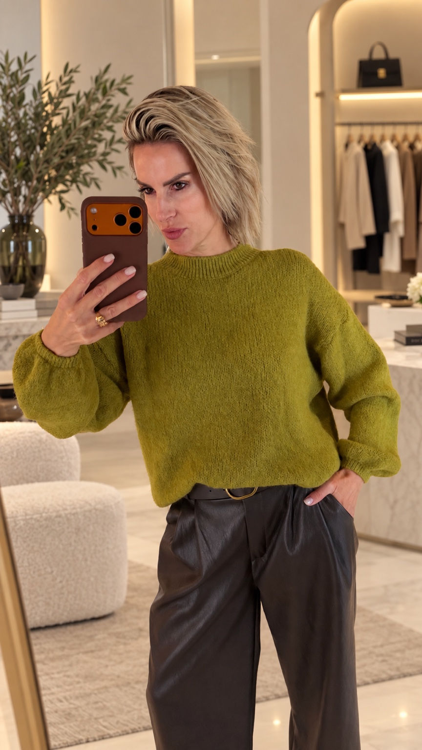 Limegroene oversized gebreide trui gedragen met donkerbruine broek – BONVIE BOUTIQUE