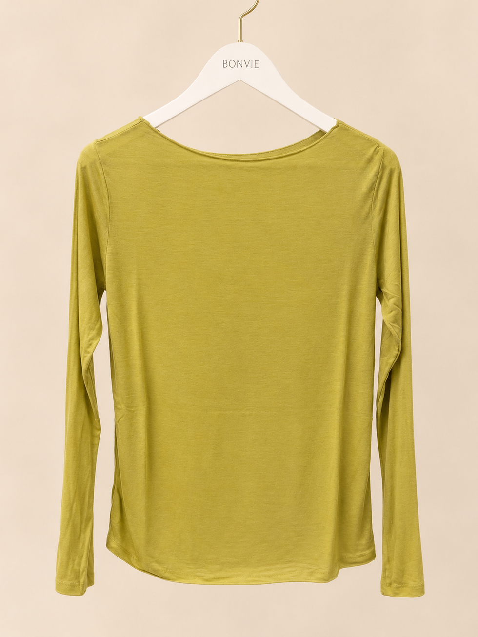 Geelgroene cashmere blend dames top met lange rechte mouwen en wijde ronde hals op witte BONVIE kapstok, beige achtergrond