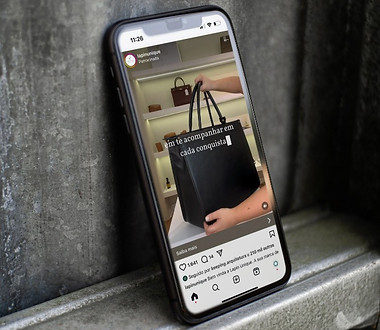 Mockup de Iphone com anúncio no IG.jpeg