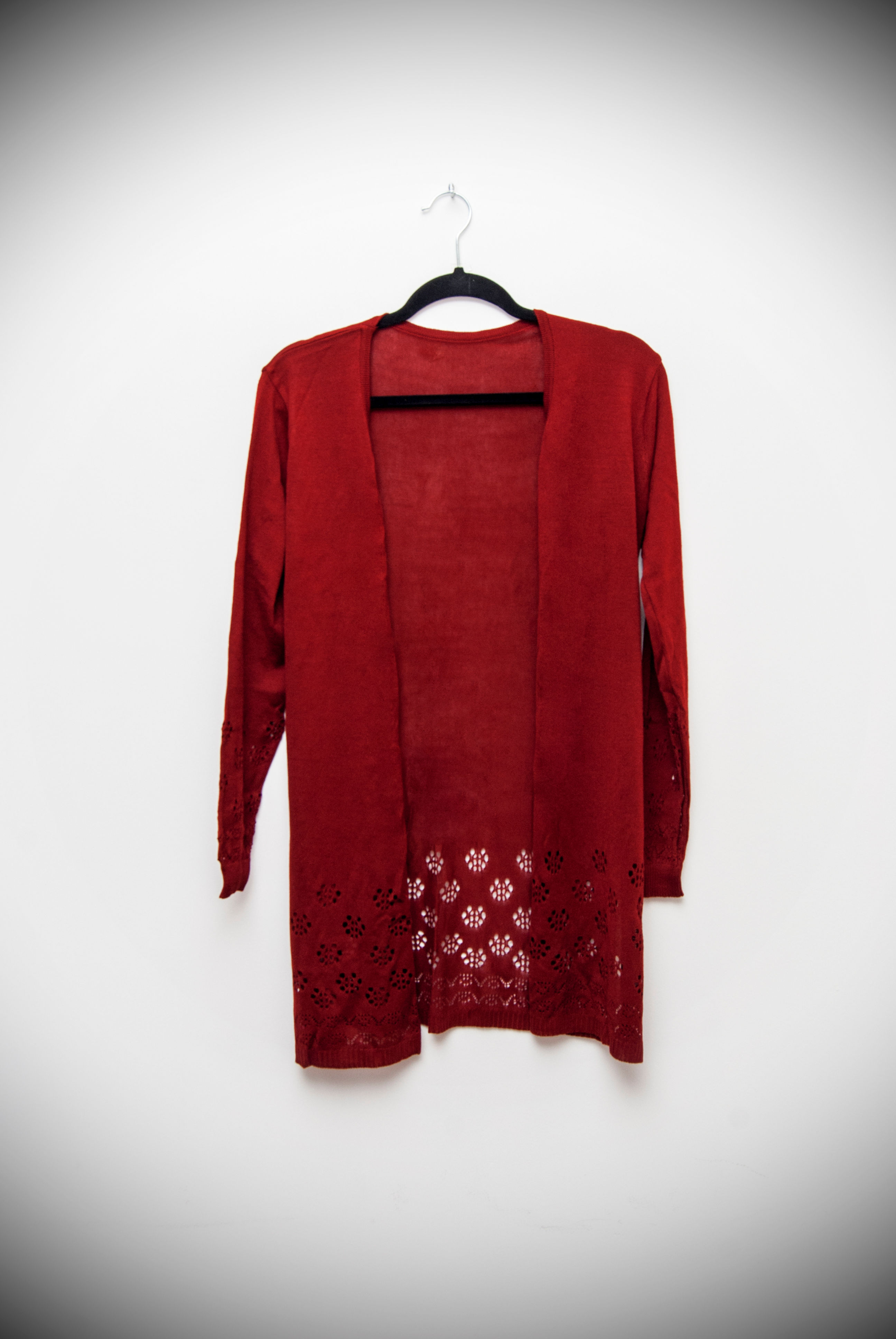 Chompa roja tejida con detalles