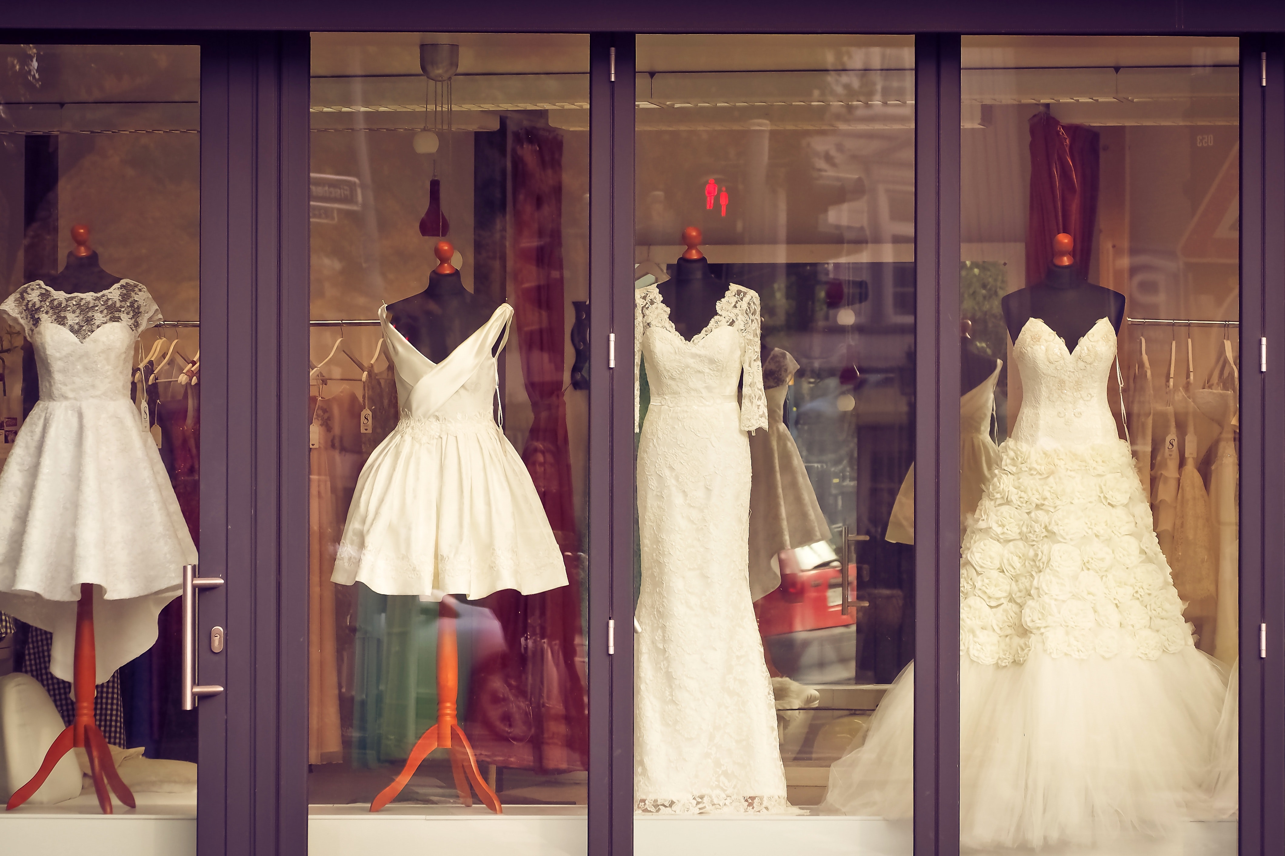 How To Pick Perfect Jewelry For Your Wedding Dress