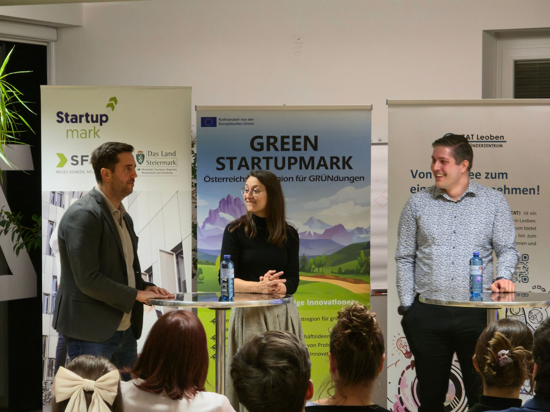 Podiumsdiskussion mit drei Personen