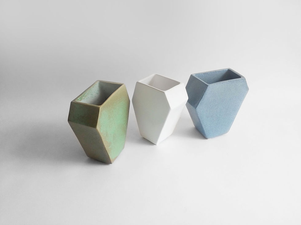 Thumbnail: mėlyna šešiakampė vaza