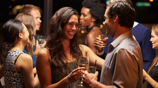 Fiestas de Singles: Risas, romance y la búsqueda del chupiguay sin complicaciones