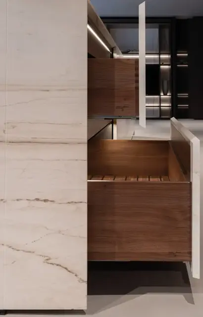 Detalj kuhinje The Cut Origine sa fiokama, prirodnim kamenom i minimalističkim dizajnom.