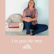 Instant de complicité entre maman papa et bébé, echange avec une maman lors du serrage du bassin avec le rebozo. Aurélie Kujawa Fondatrice de douce parent'aise