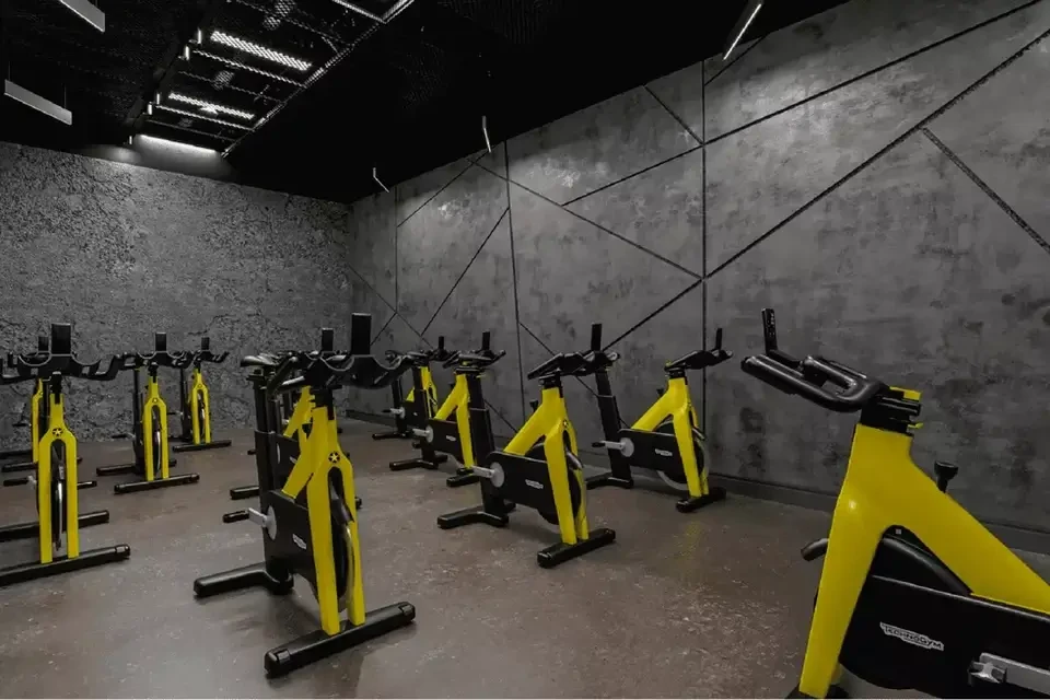 Photo d'une salle de sport Gigafit, avec des vélos d'entraînement dans le studio biking