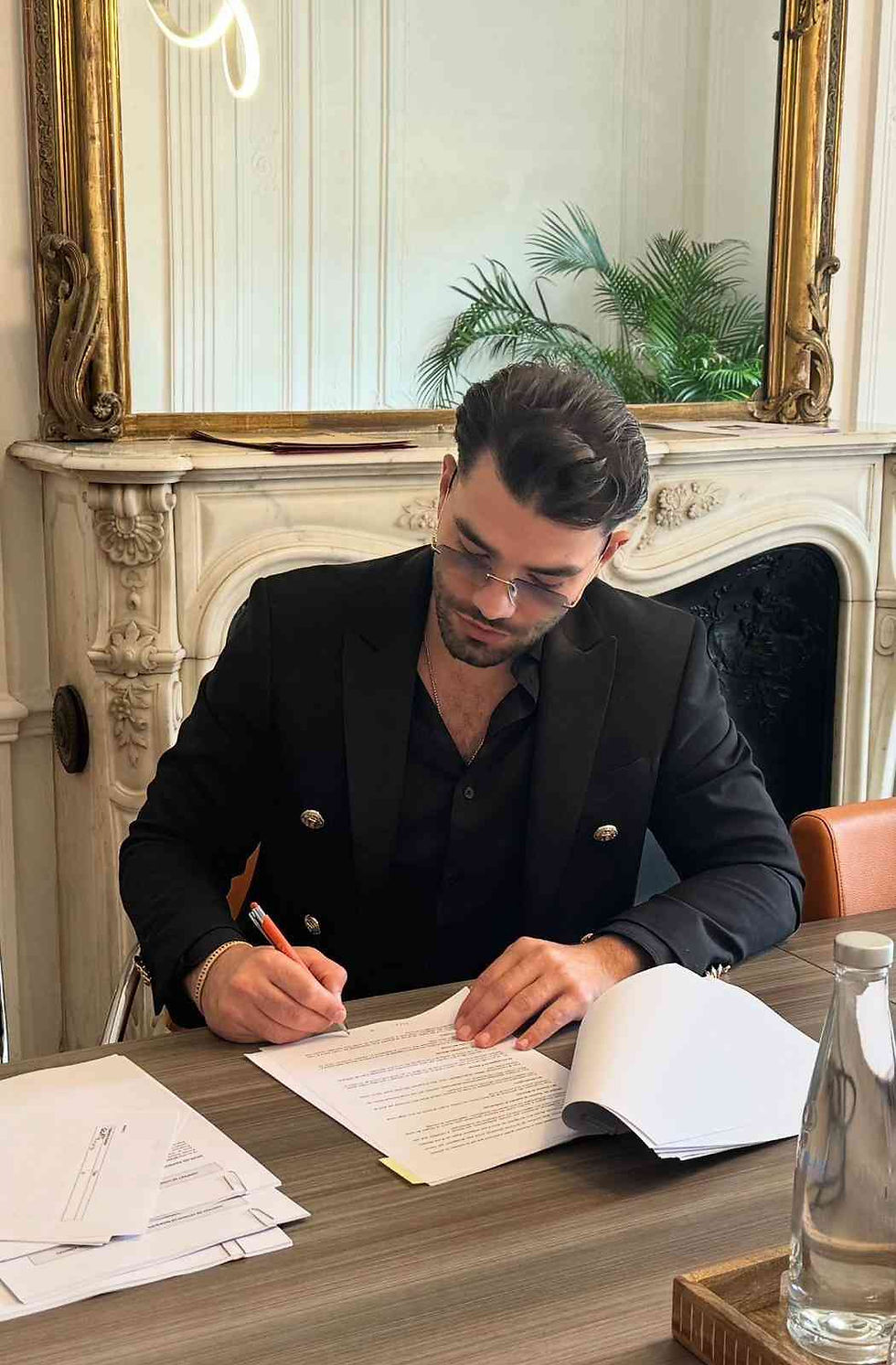 MountassirBouhadba signant des documents dans un bureau élégant – entrepreneur gestion entreprise premium