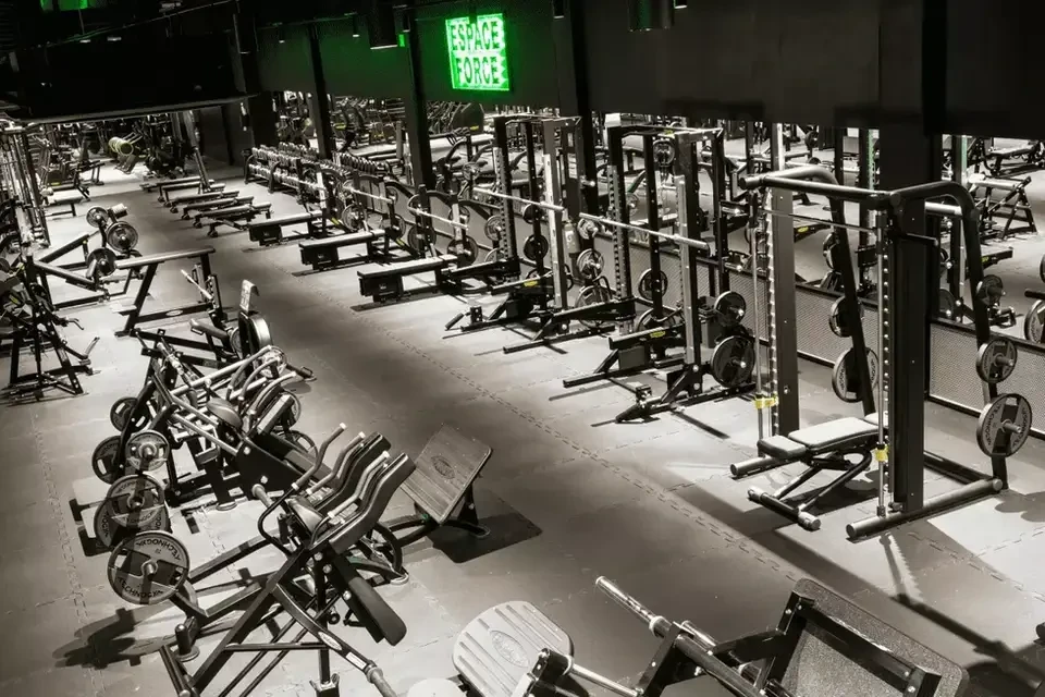 Photo d'une salle de sport Gigafit équipée d'un espace de musculation