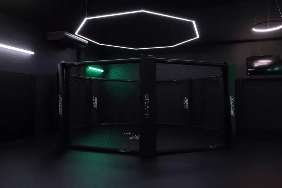 Photo d'une cage de MMA dans une salle de sport Gigafit