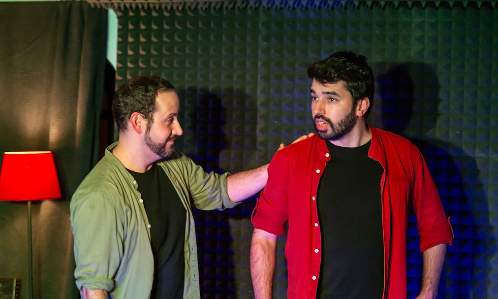 Dois improvisadores num espetáculo de teatro de improviso