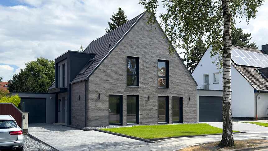 Satteldach Einfamilienhaus Vehling Architektur in Mönchengladbach.
Satteldach Gaube, Architektur, moderne Architektur,
große Fenster, Galerie,
Kamin, Innenarchitektur