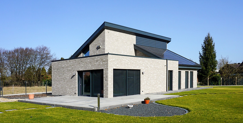 Modernes Pultdach Einfamilienhaus Vehling Architektur in Mönchengladbach. versetztes Pultdach Architektur, moderne Architektur, große Fenster, Galerie, Kamin, Innenarchitektur