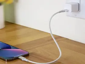 Infographic explaining fast charging standards: Quick Charge vs USB-PD and wireless charging technology for wireless dealers