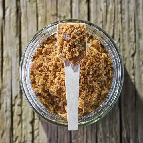Friandises pour chiens et chats sous forme de poudre de viande de porc ibérique, vendue dans un bocal de 100g.