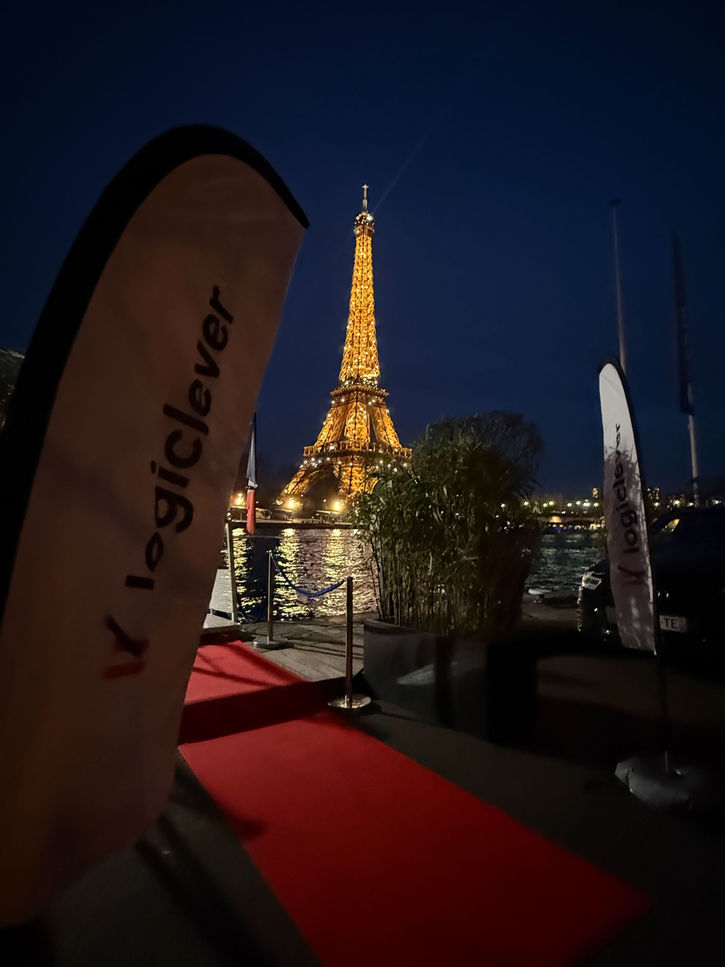 Soirée d'activation de marque face à la tour eiffel événementiel paris