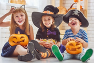 ハロウィンコスチュームを着た子供たち