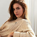 Jen pár minut po své sestřičce přišla na svět i Alexandra. Už od mala všechny v zámku zlobily, jen Alex byla konzervovanější. Tehdy měla se sestrou krásný vztah, ten pokračoval i v době Anetiny přípravy na trůn, Anet začala brzy ovládat etiketu, jenže všechna pohádka se rozplynula se smrtí korunního prince Francie... Tehdy si Alex matka odtáhla stranou a svěřila se jí se zasnoubením Anet. Nemohla tomu uvěřit a už vůbec ne, že to Anet neví! Nejraději by za ní ihned šla a o snoubenci jí řekla, ale matka jí to zakázala, jen jí připomene, že by se měla začít věnovat etiketě. Anet se vdá do Francie a trůn připadne Alex. Tehdy jí to přišlo šílené, ale začala pilněji studovat, zato Anet jakoby to vycítila se začínala stávat uvolněnější. Jednou se Alex dokonce svěřila, že měla v plánu se trůnu vzdát, tehdy tomu Alex nevěřila, ale brzy to pochopila. Anet byla zkrátka na královský život dost netrpělivá a možná si neuvědomovala důsledky svých rozhodnutí. Jejich vztah ještě vzkvétal když za ní o samotě přišla matka, že má Anet připravit na svatbu tak, aby ona netušila že se bude vdávat. Nejdříve to Alex chtěla popřít a hned to běžet říct Anet, ale měla strach, že by s ní jinak udělali to stejné. Vdali ji za někoho neznámého. Dokonce si to začala i užívat, vždy chtěla být svědkem na svatbě Anet, teď si to mohla užít! Navíc jí přijde, že se k sobě Anet a Dominique hodí.
Z Anet pomalu, ale jistě získávala všechny informace, které poté zpracovala pro rodiče a naplánovali svatbu. To, co se stalo si Alex uvědomila příliš pozdě, po Anetině odletu do Illey ji navštívili rodiče a řekli jí, že by byli rádi aby do Illey jela i ona, protože Anet jim nebere telefony a oni jí potřebují něco vzkázat. Začala se o sestru obávat, sice Alex je mladší, ale vždy cítila větší míru zodpovědnosti. Vzkaz přenechali Alex, ta ho má v Illee předat sestřičce, bohužel si však vůbec není jistá, jestli na ni bude mít Anet náladu. Ještě si živě pamatuje jak ji vyhodila v den svatby ze svého pokoje.