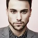 Damian se narodil do rodiny lékařky a strážce v královském paláci. Jeho dětství bylo poměrně normální, protože byl jedináčkem, takže měl všechnu lásku rodičů a nikdy se o ní nemusel s nikým dělit. Avšak nikdy se nestalo, že by byl díky tomu rozmazlený. Právě že naopak. Díky tomu, že byl jeho otec strážce, tak po Damianovi vyžadoval tvrdou disciplínu. Musel se naučit pořádku, poslušnosti a být silným. Jenomže Damian měl nadaní pro umění, takže mu disciplína nebyla úplně po chuti. Nejradši by se celé dny jen tak flákal a maloval nebo něco vyráběl. Chtěl být prostě normálním klukem se svými zájmy které si on sám vybral, ale to mu nebylo dovoleno. Byl vychováván docela přísně a nedej bože když něco provedl nebo nesplnil to co měl. To následovaly fyzické i psychické tresty. Otec ho bil, nadával mu, že je naprosto k ničemu, nebo mu dával nesmyslné tresty. To samozřejmě Damiana dohánělo k naprostému šílenství a zoufalství zároveň. Několikrát kvůli svému otci utekl z domu, ale vždycky byl nucený se vrátit a pak samozřejmě musel nést následky. Celé své dospívání se svým otcem bojoval a byl omezován v tom, co má rád. Toužil se stát malířem nebo projektantem budov, ale byl nucen nastoupit na vojenskou školu. Několikrát se kvůli tomu s oběma rodiči pohádal, ale když dostal od otce poslední ránu díky které skončil se zlomenou rukou v nemocnici, tak se v něm něco zlomilo. Rozhodl se, že rozhodně nebude žádným otloukánkem, protože si to kolikrát ani nezasloužil. Splnil proto otci jeho velké přání a nastoupil na vojenskou školu. První roky pro něj byly utrpením, ale jak šel čas, tak se smířil se svým osudem. Uvědomil si, že se svých zálib nemusí vzdát, což ho drželo při smyslech. Úspěšně dokončil školu a nastoupil rovnou na výcvik na palácového strážce, protože mu tuhle práci domluvil právě jeho otec. Po zkouškách svého otce nahradil a ten si konečně mohl užívat vytouženého důchodu. Damian se své práci nebránil, protože se s tímto faktem dávno smířil a dokonce v té práci našel smysl a postupem času si uvědomil, že ho jeho práce baví, protože chránit a pomáhat lidem ho začalo naplňovat víc než si myslel. Dokonce se do své práce ponořil tak moc, že se naprosto odcizil své rodině. Navíc matce nedokázal nikdy odpustit, že se ho ani jednou nezastala, no otci dával za vinu to, že ho nutil do něčeho po čem netoužil a pak ho za všechno trestal. Odnesl si z dětství spoustu traumat, ale naučil se z nich těžit. A zařekl se, že v životě takový nebude... K nikomu.
