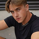 Jedného pekného rána sa jeden krik batoľaťa priradil k tomu druhému a tak celý cárovský palác v Rusku už vedel, že sa na svet dostali dvaja zdraví dediči trónov. Ich osud bol spečatený hneď, ako sa prvýkrát nadýchli na čerstvom vzduchu a obom zároveň padla veľa ťažoba na plecia. Fenrir sa narodil ako druhorodený princ ešte v Rusku nikomu inému, ako samotnej cárovne Ruska a kráľovi Nórska. Táto nevídaná záležitosť ich rodičov im automaticky obom darovala koruny na hlavy. Fenrirovi bolo predurčené byť dedičom nórskeho trónu spolu s menom jeho otca, a jeho bratovi Aleksandrovi zase pripadlo Rusko. 
Fenrir väčšinu svojho ranného detstva prežil v Rusku so svojim bratom a matkou, kde pomaly ale isto vyrastal do silného a života milujúceho chlapčeka, ktorého neodradila ani melancholická atmosféra krajiny. Už od útleho veku bol učený nielen k ruským kráľovským štandardom ale hlavne ku nórskym zvyklostiam a jazyku.  Za 5 rokov strávených v rodnom Rusku do ich rodiny ešte nečakane pribudla aj najmladšia sestra Anastasia, ktorej chvalabohu na hlavu už nepadla žiadna ťažoba v podobe koruny. Potom však už bolo načase, aby si zobral svoje saky-paky, ktoré by len mohol 5-ročný chlapec mať a odsťahoval sa natrvalo do svojho budúceho kráľovstva, do domény svojho otca – do Nórska. Dostal vlastnú novú izbu, nových sluhov, nových učiteľov ale čo však najhoršie znášal prvé mesiace bola neprítomnosť známych tvárí. Ruch jeho rodiny spolu, ruch jeho súrodencov, plač jeho sestry, ktorá mala v tom období iba 2 roky a taktiež hádanie sa so svojím bratom, s ktorým bol ako oheň a ľad. Nebol však dlhší čas, kedy by s otcom nevycestovali naspäť do Ruska, aby strávili spoločné dni alebo to bolo naopak. Preto sa jeho malé srdiečko postupne ale isto hojilo, keď sa mohol tešiť na ďalšiu návštevu. 
Snažil sa byť príkladným študentom a budúcim kráľom, ktorý raz po otcovi prevezme žezlo vlády nad Nórskom. Naozaj sa snažil. Nedalo sa samozrejme povedať, že by mal nejaký bias a miloval Rusko viac len tým, že sa v ňom narodil. Hory, príroda, chlad a krása Nórska ho úplne očarila. Nórsko sa rýchlo stalo jeho domovom. Otec sa mu snažil ukázať všetky zákutia tejto prenádhernej krajiny, avšak v jeho srdci predsa len zostali chladné hory, špičky najvyšších štítov, na ktorých sa trblietal takmer celoročný násyp snehu. Miloval zimu. V nórskych horách sa naučil lyžovať, vyliezol na väčšinu hôr, zriadil si v horách vlastnú chatu, strávil tam väčšinu svojho voľného času. Počas jeho výletu sa však hory mladému korunnému princovi takmer stali osudnými. Pri výstupe na obzvlášť vysoký vrch sa na ich táborisko spustila obrovská lavína, ktorá celé ich osadenstvo zhltla v pár minútach. Do konca života si bude pamätať tú beznádej, zmätenosť a tlak na hrudi, keď sa ocitol pod salvou snehu a netušil, kde je zem a kde je obloha. Na jeho obrovské šťastie bola horská záchranná služba rýchlejšia, ako sa očakávalo a on bol medzi prvými, ktorých pod snehom našli. Po tomto incidente mu otec nakázal, aby sa vzchopil a odišiel do armády, presne ako on. Aby sa nadobro vyhol horám, inak raz zostane pod snehom a ľadom navždy. On však nedbal, pretože lavína ho ešte viac presvedčila, že hory musí pokoriť. Preto sa namiesto toho prihlásil na zacvičenie do horskej záchrannej služby, kde stretol množstvo úžasných ľudí. 
Ako pravý horský záchranár sa v horách zdržiaval ešte častejšie, ako predtým. Ak ste chceli Fenrira zastihnúť v Osle, hľadali ste márne. Väčšinu svojej korešpondencie vybavoval v perfektne vybavenej chate, vlastne takej väčšej ubytovni, ktorú obzvláštnil o svoju vlastnú pracovňu a istým spôsobom sa stalo druhým útočiskom a základňou pre horských záchranárov. Naďalej sa venoval tomu, čo ho baví a napĺňa, popritom zachraňoval ľudí, ktorí sa v lese stratili, zapadli, zranili a podobne. Budoval si toleranciu na chlad otužovaním, lyžoval, liezol na hory, proste sa z neho stal dokonalý polárny medveď. Sem-tam zliezol do Osla, kde s chalanmi hrával hokej zo zábavy. Celý svoj život bol pomerne dosť aktívny a teplokrvný človek, ktorý bol odolný voči takmer všetkým prírodným javom. Okrem jedného. Návštevy Talianska počas horúcich letných dní mu vždy dávali extrémne zabrať. To takmer neustále behal polonahý a keby mu to dovolili, tak by sa vyzliekol aj donaha a sŕkal pri tom sladkú ľadovú dŕšť. Väčšinu času však dával na obdiv svoje bicáky a vypracované telo, ktorým si nacvrnkol nie len jednu peknú talianku. Alebo to bol jeho škandinávsky prízvuk a nie až tak dobrá taliančina? Jeho charakter zlatého retrívera? Ktovie. Nejaké tie svoje románky si prežil doma, v taliansku. Obzvlášť jeden dlhý s temperamentnou taliankou, kvôli ktorej by vydržal všetky neúprosné letá v Taliansku, ale nakoniec sa s ním rozišla, pretože nedávala vzťah na diaľku. Takže mohol len čučať a zdvorilo sa dívať na svoje atraktívne kolegyne zo záchrannej služby. A teraz mu dokonca pristála pozvánka na selekciu do Illey! No, zdvorilosť asi inak nedávala, bol na celé Nórsko sám. 