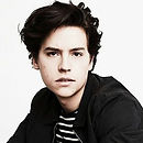 Bylo by hezké napsat o Danielovi, že od malička byl zlaté a rozkošné dítě, které dělalo radost svým rodičům. Ale to bychom nebyli úplně upřímní. Řekněme, že to byl tak trochu neposedný raubíř, první cigaretu zkusil ve svých jedenácti letech a s ostatními kluky se rval téměř odnepaměti. Není to agresor, ani nevybouřený pitomec, kterého baví se předvádět. Většinou šlo o to, že bránil slabšího a doslova se vyžíval ve strachu v očích agresora, který náhle spatřil, že se přes Daniela na svou vyhlédnutou oběť jen tak snadno nedostane. To víte, dětství v chudinské čtvrti není žádný med a přežije ten, kdo má ostré lokty. Co se týče známek, byl to takový ten normální průměr, spokojený trojkař, který se nikdy nepředřel, nesnášel biflování a používal selský rozum. Když dorostl do let, kdy by se měl rozhodnout pro budoucí kariéru, tak upřímně ani nevěděl, která cesta by byla ta správná. Bavil ho celkem sport, ale že by chtěl svůj život zasvětit věci, která je pro něj koníčkem a riskovat nejen zranění, ale i to, že se mu jeho záliba znechutí a neuživí jej? Ne, to nebyla ta cesta. Jelikož si jeho rodiče nemohli příliš vyskakovat, co se týče financí, musel tak volit mezi státními školami. Nakonec zvolil gymnázium a s hrůzou zjistil, že musí poslední rok školy sakra hodně zamakat, aby splnil průměr a byl přijat. Věřte nebo ne, podařilo se. Daniel není pitomec, jenom rád nechává věci přirozeně plynout a občas těžko hledá motivaci. Jenže čím víc přemýšlí nad svou budoucností, tím více si uvědomuje, že se blíží den, kdy se bude muset rozhodnout co dál. Zatím žije bez určitého cíle a nějaké konkrétní vize. Rozhodne se tudíž dokončit ten přiblblý gympl stůj co stůj a pak se uvidí. Do té doby na něco přijde.
Když zjistí, že tu hlavu nakonec nemá jenom na ozdobu, rozhodne se učení zase tolik neflákat. Na gymplu ho to bavilo, dobrá parta, fajn učitelé a navíc Daniel není úplný ignorant a nevidí žádný smysl v zabíjení času po hospodách, klubech, nebo ve špinavých uličkách. Stačí minimální námaha a výsledky se dostaví. Vlastně byl v některých předmětech vcelku premiant. Své spolužáky a spolužačky tak mnohokrát doučoval. Inu, jak to říct kulantně, byl ve věku, kdy se nemůžeme divit, že to doučování ne vždycky dopadlo úplně podle představ... rodičů? Pedagogů? Inu asi ani toho doučovaného. Není divu, že si ho někteří spolužáci po čase začali tak trochu dobírat, že se dobře učí jen proto, aby z toho čerpal jisté výhody. Jelikož o něm bylo známo, že jej přitahují kluci i holky, získal přezdívku "bílá smrt". Smrt totiž také bere všechno. Mnohokrát se proti tomuto nařčení ohradil, protože smrt opravdu bere vše, kdežto on si zatraceně vybírá! Nakonec však tuhle slovní hříčku akceptuje. Možná se ptáte jestli je odjakživa takový, nebo se za tímto chováním skrývá příběh o zlomeném srdci. Daniel se nikdy nezamiloval, byť o lásce neustále hovoří. Nevidí rozdíl mezi láskou, zamilováním a sexem. Pro něj je všechno jedno a to samé. Ví jen velmi dobře, že když se s někým stýká až příliš často, po čase jej to omrzí. Kde je pak to napětí? Kam se vytratí ono kouzlo z poznávání neprobádaného území? Ta lehká nejistota, když ještě nevíte, zda bude vaše snažení úspěšné? Budiž Danielovi ke cti, že nikdy nikomu neslibuje lásku až za hrob. Když už nic jiného, minimálně víte na čem jste. Většina jeho románků tudíž vyšumí do ztracena, některé stále trvají, byť ne s takovou intenzitou, jaká byla na samém počátku. Pokud se vám podařilo získat Danielovo přátelství, je to však hodnota, která zůstává neměnná, bez ohledu na to, kolikrát jste s ním skončili v posteli, nebo zda vůbec. Představa závazku, který se pojí se vztahem jej však nefalšovaně děsí. Co je to vlastně ta láska? Co se od toho očekává? Proč dělá z lidí takové idioty? A proč by o to měl vůbec stát, když to znamená spoustu povinností a omezení svobody? A je vůbec normální, když něco podobného nikdy necítil?
Na gymnáziu se Danielovi otevřely nové možnosti díky tomu, že si jej ve sportovním klubu všimla jistá fotografka, hledající mladou tvář, která na sebe oblékne jakž takž rádobyznačkové oblečení, zapózuje a neřekne si za to majlant. Proč to nezkusit? Tu a tam si brigádně přivydělával v reklamním odvětví. Dělal ze sebe jak on říká "věšák na šaty", ale čím více zakázek bral, tím více finančně zajímavější byly. Časem se dokonce vykašlal na vaření kávy a servírování dezertů v jisté zapadlé kavárně a začal se o fotografování a modeling zajímat mnohem více. Nedá se říct, že by byl tím co dělá kdovíjak známý, ale začal si vydělávat tolik, že si mohl dovolit i ten luxus osamostatnění. Teď nezbývá než využít další příležitosti, jakou mu naskýtá Selekce. Kdo ví. Třeba se jednoho dne objeví i na titulních stránkách časopisů. Jeho cílem je tak zviditelnit se a přežít dostatečně dlouho, aby si zajistil slibnou kariéru. Zároveň však musí zavčasu vypadnout, protože představa, že se do něj princezna zamiluje ho přímo děsí. Teprv čas však ukáže jestli v Selekci nakonec nezíská něco víc, než jen pofidérní slávu.
Timeskip: V prvním ročníku Selekce toho stihl docela dost. Napáchal chaos a některých věcí, které způsobil upřímně lituje. Byl vyřazen ještě před Elitou, protože musel přiznat barvu. Poprvé v životě pochopil o čem je láska. Samozřejmě ji našel mezi účastnicemi Selekce a není jí nikdo jiný, než jeho současná manželka Alisha White se kterou má dvě děti, psa a kočku. Krátce po vyřazení se přestěhovali do Angeles aby začali znovu a s čistým štítem. Daniel se živí psaním článků a focením pro místní magazín. Se současnou královnou Evelyn Amelií Schreave měli přátelský vztah, který přetrval i navzdory Danielovým eskapádům během Selekce. Samozřejmě, že jeho ratolesti nemusejí znát celou pravdu, takže si ji s Alishou maličko přikrášlili. Podaří se pravdu ututlat i navzdory tomu, že má osud velice zvláštní smysl pro humor?