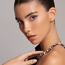 Jedného krásneho dňa keď mladá rodinka smerovala na ďalšiu z mnohých súťaží profesionálnych krasokorčuliarov, keď v tom museli zmeniť smer cesty. Malé dievčatko v tele matky sa totižto začalo ozývať silnými kopancami, a tak nechceli nič podceniť. Len čo prišli do pôrodnice, na prvý pohľad nevinne vyzerajúce kopance sa zmenili na postupne narastajúce kontrakcie. Dievčatko sa začalo pýtať na svet skôr, ako to bolo naplánované, čím vystrašila nie len svojich rodičov ale aj doktorov, ktorí jej pomohli na svet. Po všetkých vyšetreniach však usúdili, že sa dievčatko narodilo úplne zdravé, aj keď išlo o pôrod začiatkom 7. mesiaca. Prvé dni však musela stráviť v nemocnici, kde dorábali všetky potrebné vyšetrenia. Až po týždni sa dostala do domácej opatery, kde sa o ňu starali obaja rodičia najlepšie ako len vedeli. Malá Charleene Rose, ako ju pomenovali veľmi rýchlo začala naberať na váhe, chutilo jej mamičkine mliečko, ktorého sa dožadovala nie len cez deň ale najmä v noci, kedy nedávala svojim rodičom vôbec šancu zatvoriť oči, čo i len na chvíľku. Ako tak ale dni, týždne a mesiace plynuli z malého dievčatka začala vyrastať krásna slečna, ktorá pútala pozornosť všade tam kam prišla. Už od 4 rokov ju rodičia, veľmi známi ak nie aj najznámejší profesionálni krasokorčuliari v krajine, zapísali na krasokorčuľovanie, nakoľko mali pocit, že to je to pravé pre dievčatko, ktorému sa pobyt v blízkosti ľadovej plochy páčil už od útleho detstva, či možno ešte aj skôr ako sa narodila. Zo začiatku to bolo náročné, mala problémy udržať sa na korčuliach, neustále padala, a tak si rodičia začali myslieť, že po nich nezdedila talent. Dievčatko však bolo od malička tvrdohlavé, a tak s korčuľovaním nechcela skončiť, Keď dovŕšila 6 rokov, k jej koníčku na ľade museli pribudnúť aj školské povinnosti, a tak to všetko museli zladiť. Skoro každý deň hneď po škole bežala na štadión, kde trénovala až do večera, až potom prišiel čas na domáce úlohy a prípravu na ďalší deň. Jej prvý krasokorčuliarsky úspech na súťaži na seba na dlho nedal čakať. Keď mala 8 rokov umiestnila sa na 2. mieste v kategórii Kids na jednej menšej súťaži v rámci provincie, v ktorej žila. Ako jej tak roky ubiehali z dievčatka vyrástla pomerne vysoká mladá slečna, ktorá začala na ľade zbierať jeden úspech za druhým podobne, ako jej matka, ktorá sa taktiež vrátila na ľad. S krasokorčuľovaním však prichádzajú aj zranenia, a inak to nebolo ani v prípade Charleene Rose. Ako dvanásťročná pri jednej zo súťaží zle skočila trojitý Lutz, a tak skončila na studenom ľade so zlomenou rukou a reznou ranou od korčule na členku. V ten deň očakávali rodičia, že s  krasokorčuľovaním CharRose, ako ju prezývali skončí, no opak bol pravdou. Len čo sa zotavila už znovu stála na nožoch pripravená bojovať ďalej. Postupne sa Charleene znovu začala zúčastňovať súťaží na rôznych úrovniach a získavala ocenenia za svoj talent. Jej výkony na ľade boli plné emócíí a vyjadrovali jej puto so svetom krasokorčuľovania. Publikum ju zbožňovalo a tešilo sa na každé jej vystúpenie.Dávala si však už na seba väčší pozor, čo sa jej veľmi nedarilo. Všetky zranenia sa však stali už iba na tréningoch, a tak neprichádzala o žiadne významné body na súťažiach. Ako tak korčuľovala si ju však všimol jeden známy fotograf, ktorý v nej videl potenciál, a tak len čo zliezla z ľadu navrhol jej možnosť nafotiť jednu kampaň. Bolo však ťažké presvedčiť rodičov, predsa len mala sa podľa nich venovať hlavne korčuľovaniu. Charleene Rose to však riskla a dobre urobila. Len čo sa postavila na mólo a začala fotiť oblečenie rodičia pochopili, že jej v tom nemôžu brániť, a tak mladé dievča začalo s kariérou fotomodelky. Nikdy však nezabudla na žiadny tréning. Jediné čo musela upraviť bola škola, a tak od 1. ročníka na strednej mala schválený individuálny študijný plán. V nasledujúcich rokoch Charlenne tvrdo trénovala a zlepšovala sa závod za závodom. Jej nezlomná disciplína a odhodlanie pomáhali jej postupne dosahovať uznávané úspechy naprieč celou krajinou. V roku 2349 reprezentovala provinciu Likely na národnej súťaži v krasokorčuľovaní a získala ďalší veľký úspech - stala sa národnou šampiónkou v kategórii Junior.  Dnes je Charlenne Rose jednou z najvýraznejších postáv v súčasnom krasokorčuľovaní. Jej elegantné a emocionálne prejavy na ľade napĺňajú sály a jej súťažné výkony sú pravidelne obdivované odborníkmi aj fanúšikmi. Pomáha prinášať prestíž a uznávanie nielen svojej provincii Likely, ale aj celej krajine.