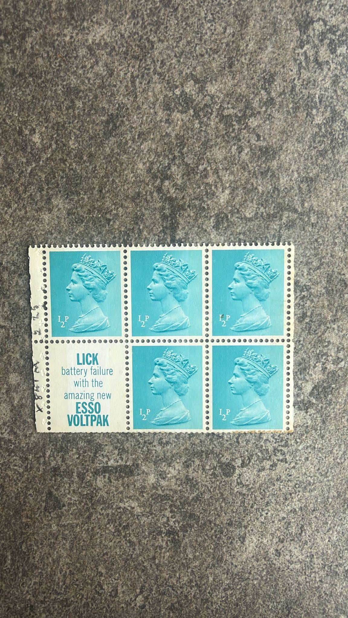 E555-Queen Elizabeth II ½p Machin Stamps – Esso Voltpak Advertising Gutter Stri