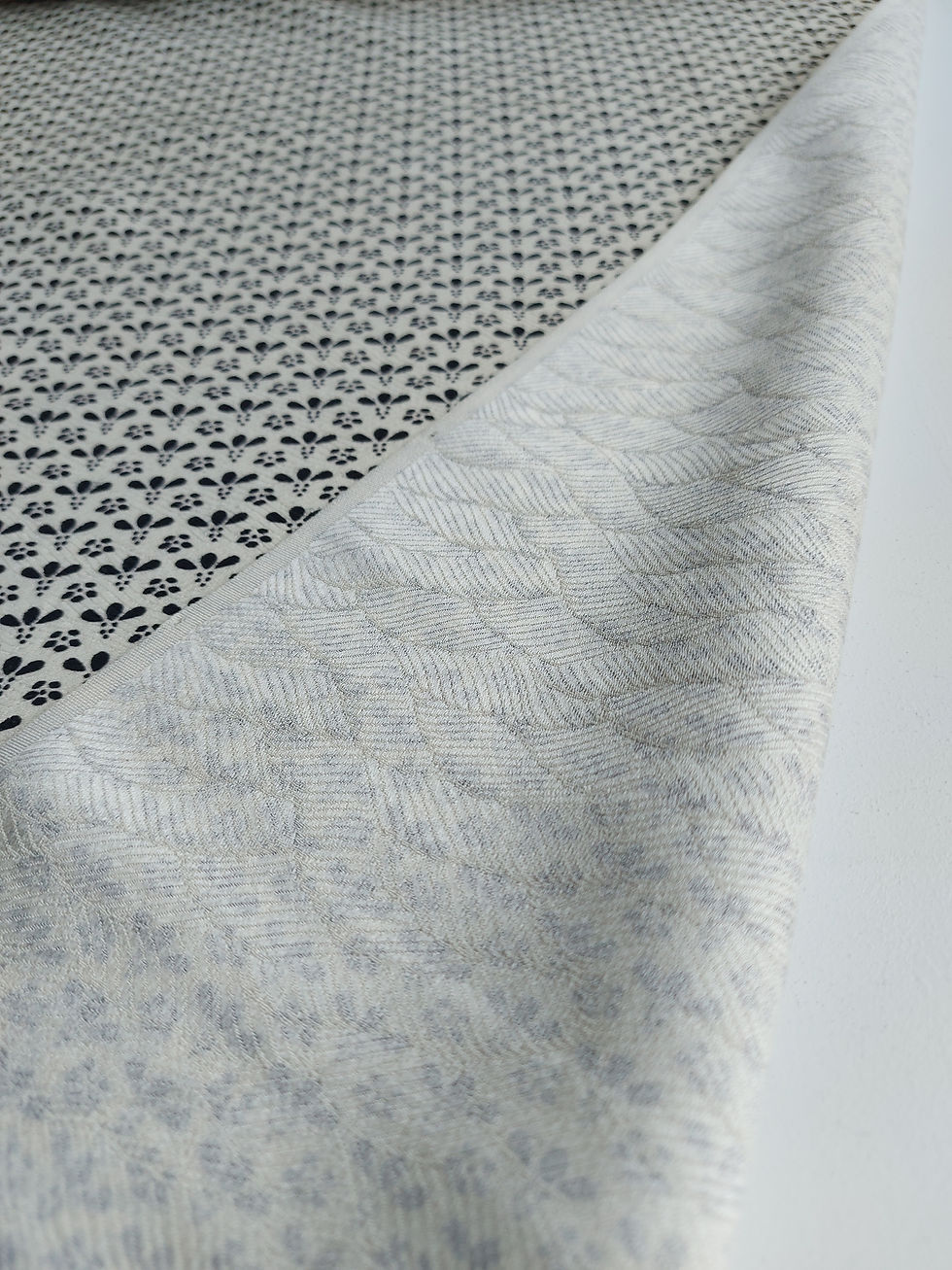 Thumbnail: Japanese kimono fabric - Silk - Motif - Waves - Colour Cream, black - www.jasuin.co.uk