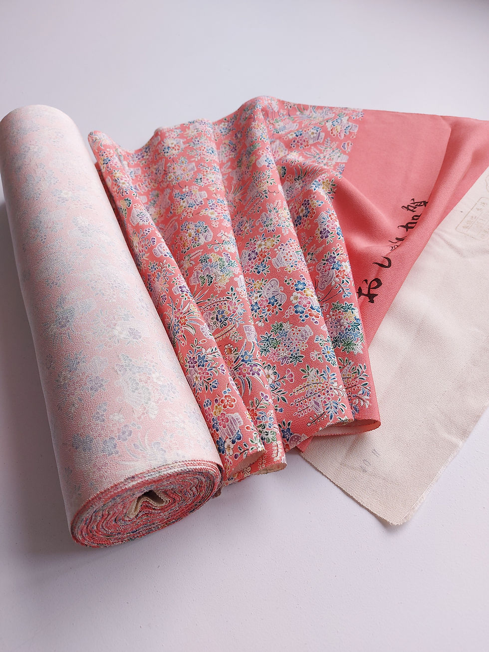 Kimono fabric - off the roll - Silk - Yuzen - Chirimen - Floral - Pink Peach multi - www.jasuin.co.u
