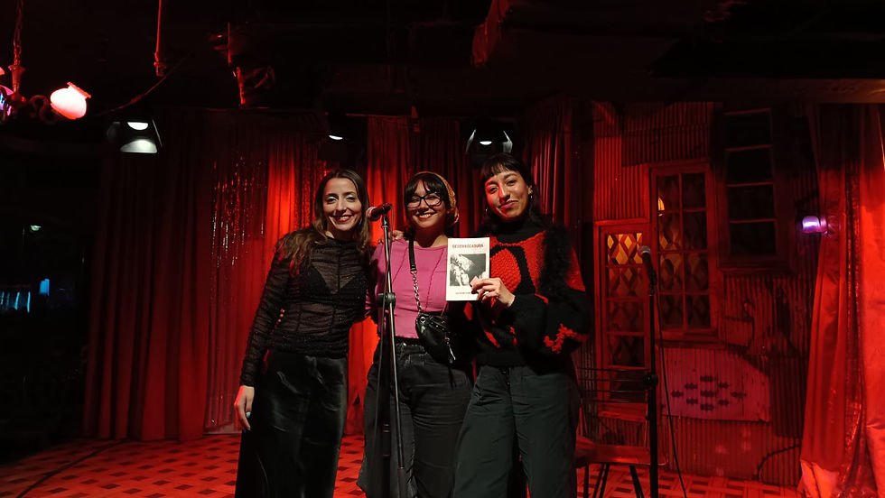 Magdalena Cueto, Valentina Alfaro (autora del libro) y la ganadora del sorteo