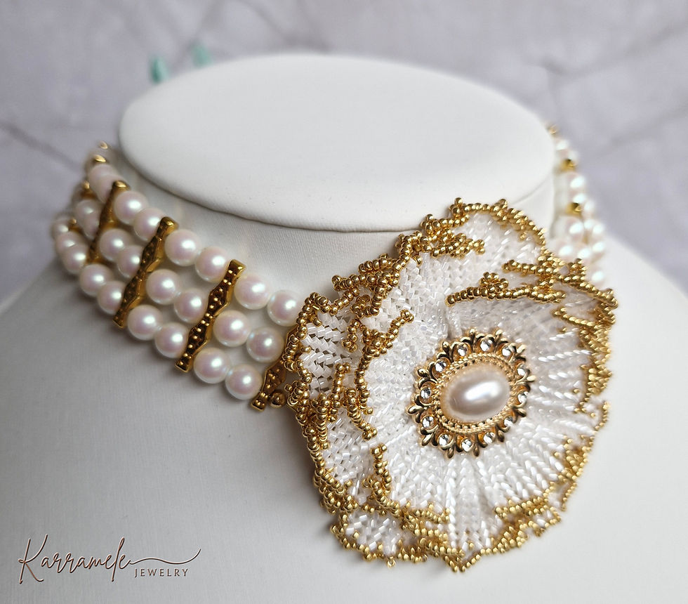 Pearl necklace with floral design and
