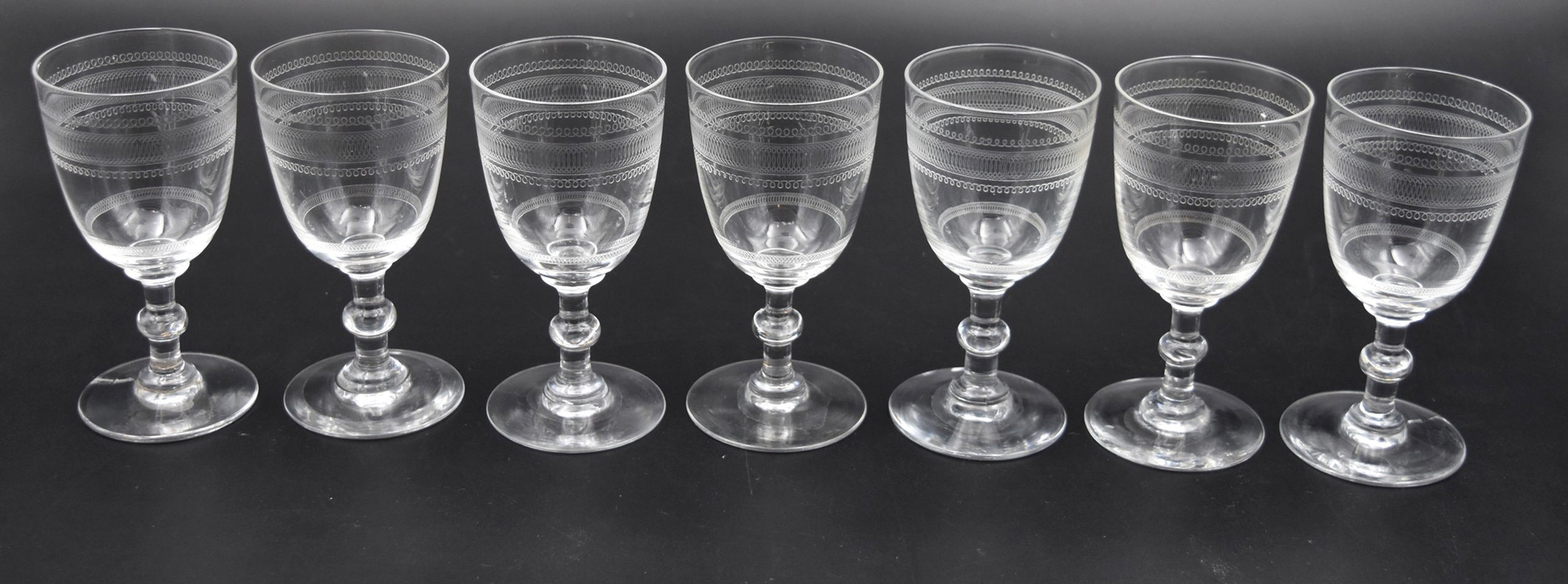 verres à pieds cristal de Baccarat décor gravé forme gondole