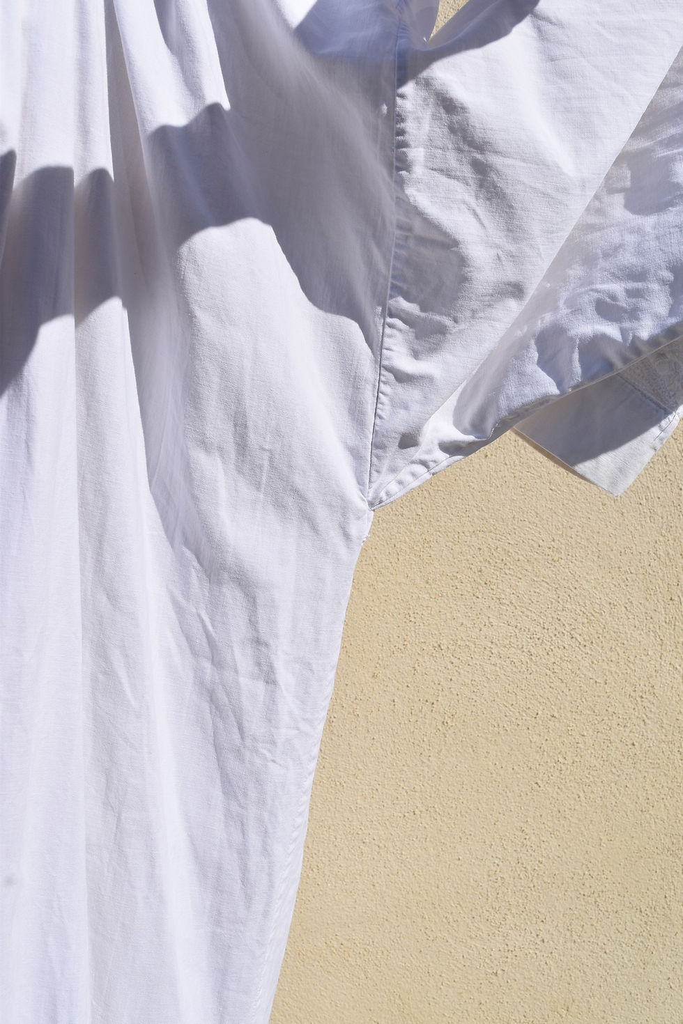 Miniature : Ancienne aube de prêtre en métis coton et lin et bandes de dentelle au crochet