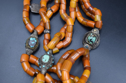 Collier Ancien Tibétain En Métal Argenté Avec Flacon Parfum Et Perles Corail - Occasion Ethnique
