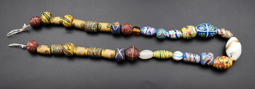 Afrique : 32 anciennes perles de troc dont perles vénitiennes Murano trade beads